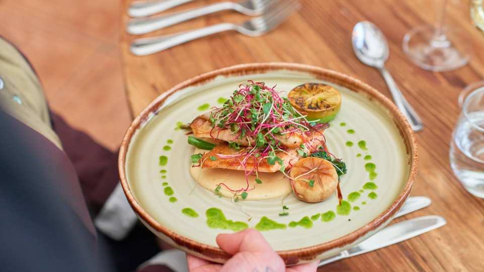 Avsmakningsmeny En kväll med fullt fokus på god mat och fina smaker, lagade med omsorg och med lokala råvaror.