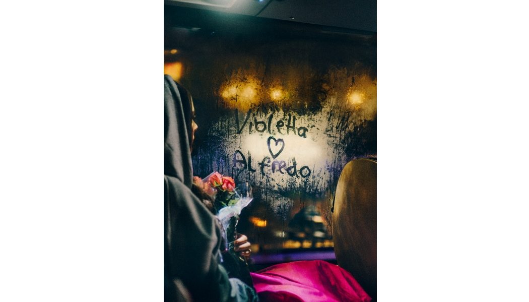 Violetta tar bussen